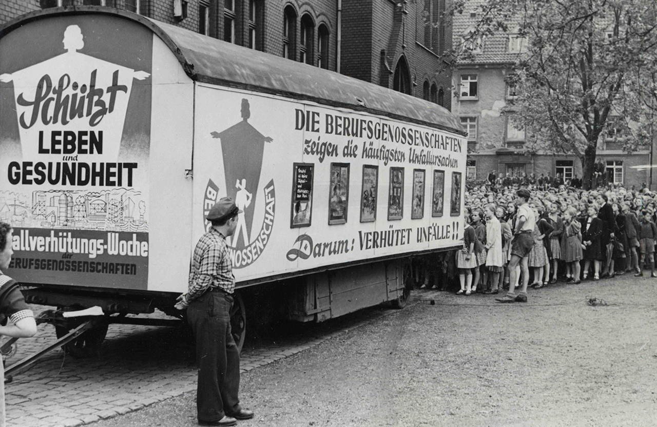 Foto einer Filmpräsentation im Rahmen der Unfallverhütungswoche 1950 in Wuppertal